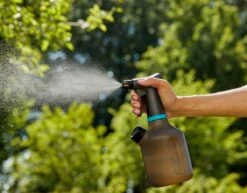 Gardena Plantenspuit 1 Liter 23 Gardena Plantenspuit 1 Liter -Gardena Tuin Aanbiedingen Winkel 1200x937 3