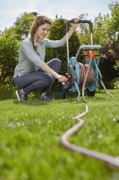 GARDENA - AquaRoll M CleverRoll Easy Slangenwagen - Maximaal 60 Meter - Inklapbare Zwengel 19 GARDENA - AquaRoll M CleverRoll Easy Slangenwagen - Maximaal 60 Meter - Inklapbare Zwengel -Gardena Tuin Aanbiedingen Winkel 799x1200 68