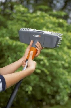 GARDENA Cleansystem Comfort Schrobber - Reinigen Van Paden - Terras - Oprit -Gardena Tuin Aanbiedingen Winkel 799x1200 7