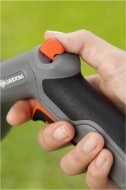 GARDENA - Comfort Reinigingsbroes - Spuitpistool - Traploos Instelbaar -Gardena Tuin Aanbiedingen Winkel 800x1200 67